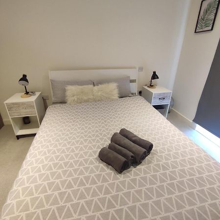 לונדון 2 Bedroom 2 Bath 1 Ensuite In Roya Asenal Beautiful Views & Parking מראה חיצוני תמונה