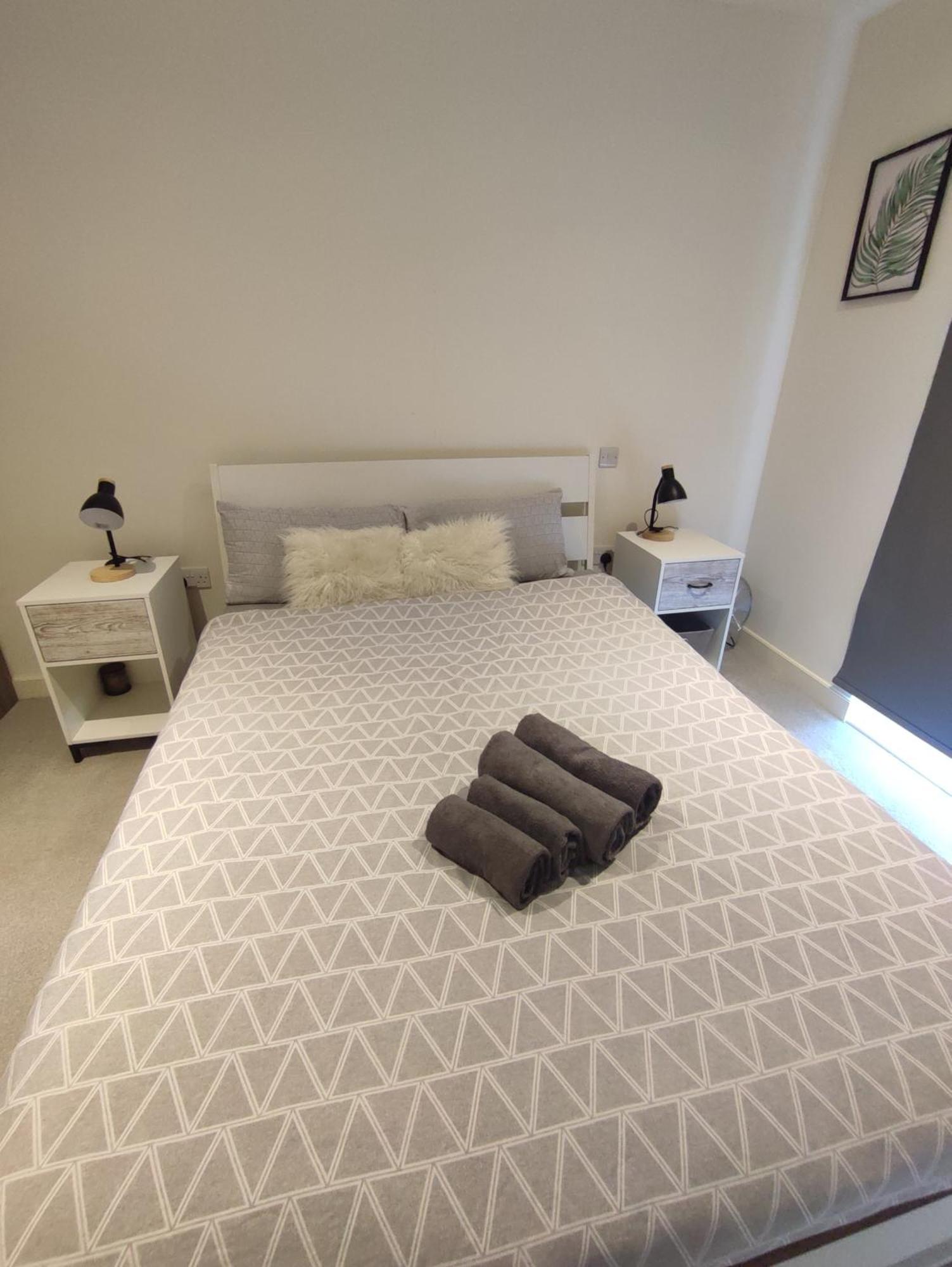 לונדון 2 Bedroom 2 Bath 1 Ensuite In Roya Asenal Beautiful Views & Parking מראה חיצוני תמונה